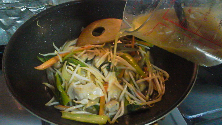 炒めた肉野菜にとろみあんの素を注ぐ