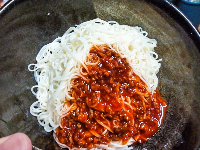 「具麺 韓国ビビン麺風」調理中