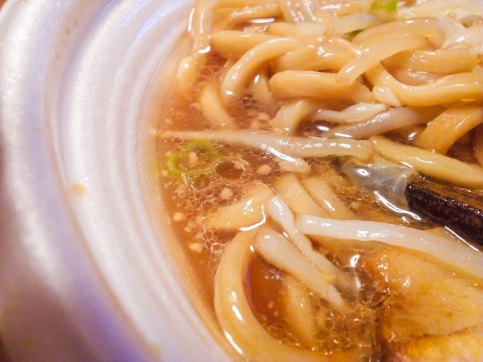 「中華蕎麦とみ田監修豚ラーメン」のスープ表面を覆う油