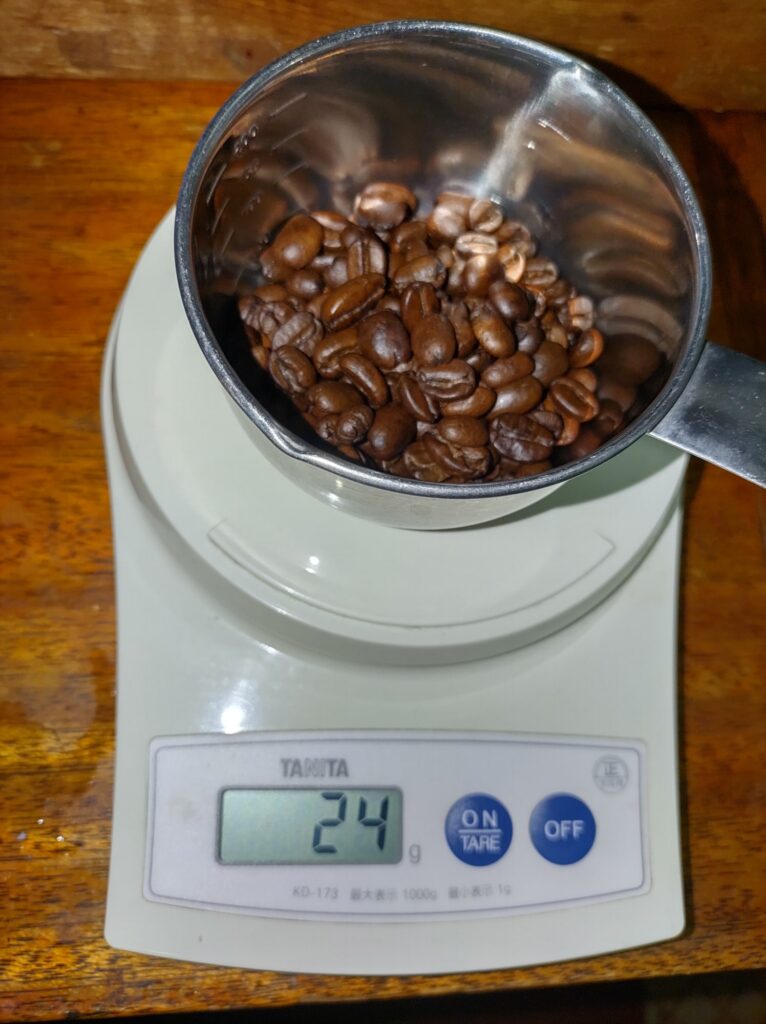 コーヒー豆を計量