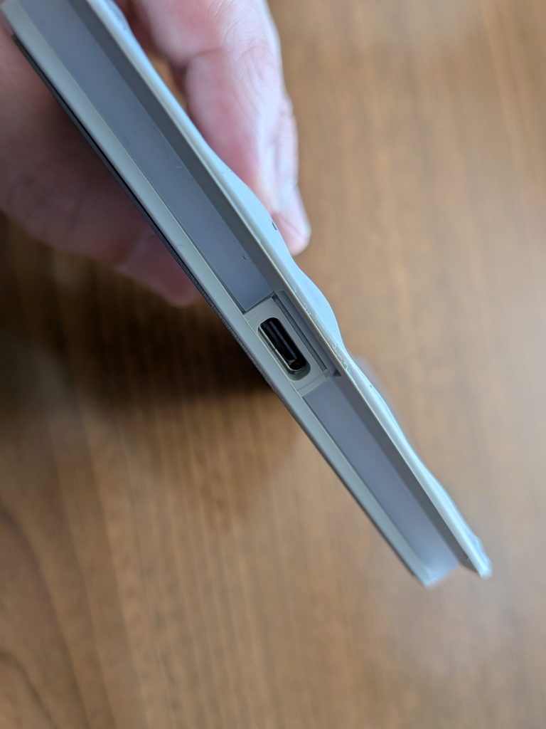 「かげあかり03 蕎麦切（KA-03SK）」の発光部と充電用USB-Cコネクタ